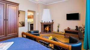 salon z kominkiem i łóżkiem w obiekcie Apartments Legendary Kraków w Krakowie