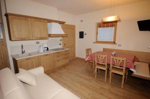 a kitchen and dining room with a table and chairs at Appartamenti Cristallo in Livigno