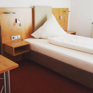 a hotel room with two beds and two tables at Hotel Jägerhof in Roth