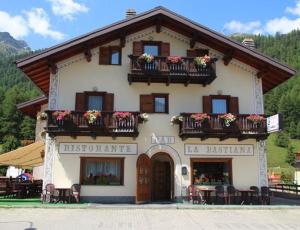 um edifício com flores nas varandas em Giacomino Apartment em Livigno