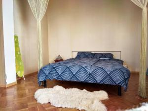 een slaapkamer met een bed en een wit tapijt bij Alabama Mama in Kiev