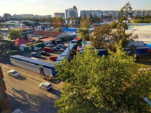 une vue aérienne sur une ville avec un parking dans l'établissement Alabama Mama, à Kiev