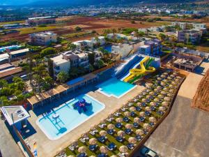 una vista aérea de una piscina en un complejo en Meropi Hotel & Apartments, en Malia