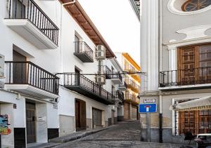 モンテフリオにあるNuevo Montefturの通路青い看板と建物のある路地