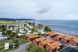 una vista aérea de un camping junto al agua en First Camp Gränna - Vättern, en Gränna