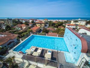 Bazén v ubytování Hotel Nuova Sabrina nebo v jeho okolí