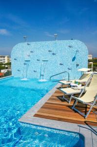 Bazén v ubytování Hotel Nuova Sabrina nebo v jeho okolí