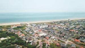 eine Luftansicht einer Stadt am Strand in der Unterkunft Hotel Victoria in Bergen aan Zee