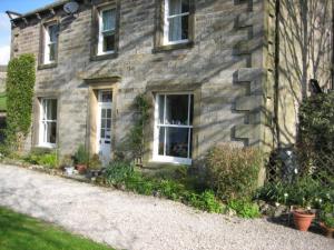 an old stone house with at Wharfe View B&B in Burnsall