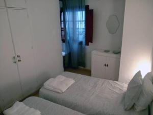 - une petite chambre avec un lit et une fenêtre dans l'établissement Centro Sevilla, El Arenal, à Séville