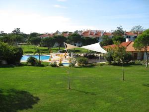 クアルテイラにあるVila Sol Paul's Portugal Padのスイミングプールと白いテント付きの広い庭