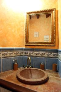 ロブレディージョ・デ・ガタにあるApartamentos Rurales La Solanaのバスルーム(鏡付きの木製シンク付)