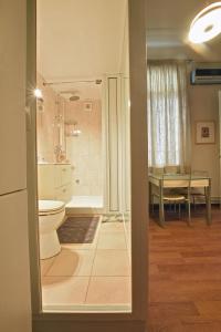 y baño con aseo, ducha y mesa. en Acheiropoietos Apartment, en Tesalónica