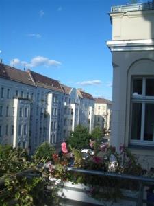 a group of buildings and flowers in front of a building at Lichtdurchflutetes Apartment Prenzlauerberg in Berlin