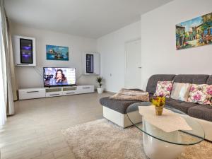 Televízia a/alebo spoločenská miestnosť v ubytovaní Holiday Home Stana by Interhome + 37 fotografií