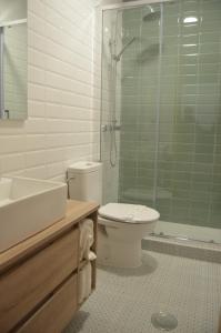 A bathroom at Apartamento Almanzor Még 23 kép