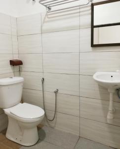 クアンタンにあるHotel Tai Wahのトイレと洗面台付きのバスルーム