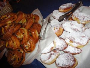 un montón de diferentes tipos de pasteles en una mesa en Le Vecchie Cantine, en Chianni