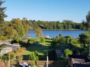 Fotografie z fotogalerie ubytování Schöne 3Zimmer Ferienwohnung direkt am Baalensee v destinaci Fürstenberg-Havel