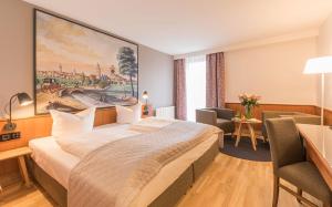 ein Hotelzimmer mit einem Bett und einem großen Gemälde an der Wand in der Unterkunft Hotel Bayerischer Hof in Erlangen