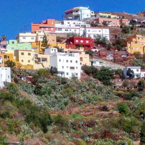 un grupo de edificios en la cima de una colina en El Rincón del Senderista en Santa Cruz de Tenerife