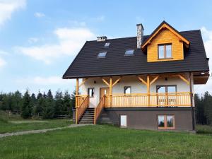 a house with a gambrel roof at Chata Wielki Potok in Istebna