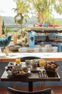 サンアントニオにあるPikes Ibizaの朝食用の食材トレイ(オレンジジュース付)