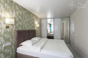 ヴォログダにあるApartment 2Pillows Medicalのベッドルーム(白いシーツを使用した大型ベッド1台付)