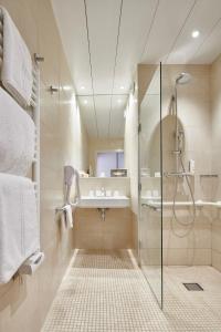 Ein Badezimmer in der Unterkunft Hôtel Vacances Bleues Royal Westminster