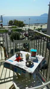 een tafel op een balkon met uitzicht op de oceaan bij Coral & Turquoise in Pozzuoli