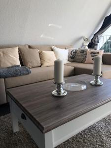 een woonkamer met een bank en een salontafel bij „Little Hamptons“ in Grömitz