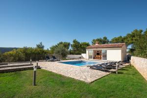 a villa with a swimming pool and a house at Villa Mare in Trget