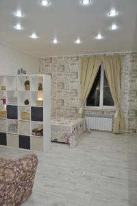 ペレスラヴリ・ザレスキーにあるApartment at Kuznetsova Streetのベッドと窓付きの広い客室です。