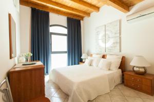 威尼斯的住宿－Stella Marina 2，卧室配有白色的床和窗户。