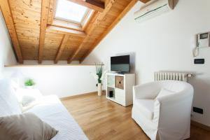 威尼斯的住宿－Stella Marina 2，客厅配有白色家具和木制天花板