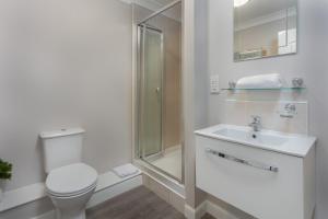エアにあるHarris Retreat - Donnini Apartmentsの白いバスルーム(トイレ、シンク付)