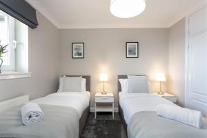 Harris Retreat - Donnini Apartments tesisinde bir odada yatak veya yataklar