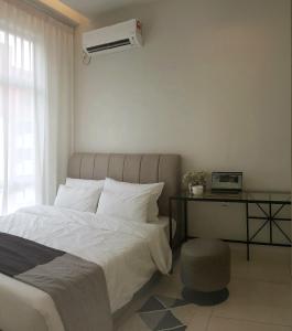 1 Schlafzimmer mit einem Bett und einem Schreibtisch mit Klimaanlage in der Unterkunft SkyHabitat Johor Bahru Town City Square in Johor Bahru