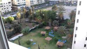 una vista de un parque desde un edificio en Beach Marina Center, en Tánger