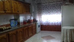 Una cocina con un refrigerador blanco y una ventana. en Beach Marina Center, en Tánger