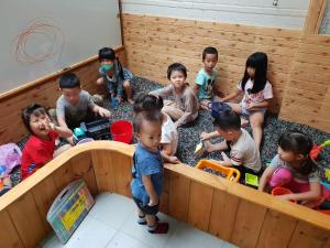 a group of children are sitting in a play structure at Childlike Innocence Homestay in Ji'an