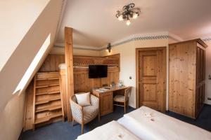 ein Hotelzimmer mit einem Schreibtisch und einem Bett in der Unterkunft AKZENT Hotel Krone in Helmstadt