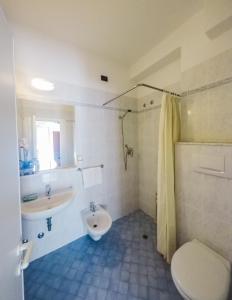 e bagno con lavandino, servizi igienici e doccia. di Hotel Trianon a Bellaria-Igea Marina