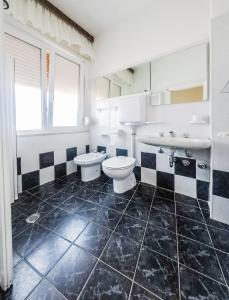 bagno con 2 servizi igienici e lavandino di Hotel Trianon a Bellaria-Igea Marina