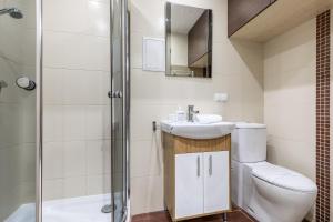 y baño con aseo, lavabo y ducha. en Apartament Coffee Zakopane, en Zakopane