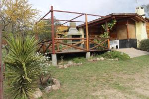 a house with a large balcony and a yard at Cabatanti in Tanti