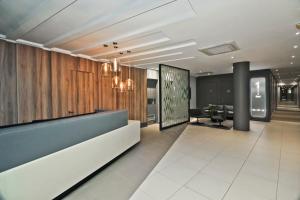 um átrio de escritório com paredes de madeira e uma recepção em SANDTON APARTMENT 15 WEST ROAD SOUTH em Joanesburgo