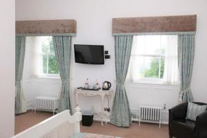 TV a/nebo společenská místnost v ubytování Aston Hall Hotel, BW Signature Collection