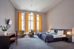 1 dormitorio con 1 cama grande, escritorio y mesa en Good Time Residence, en Łódź