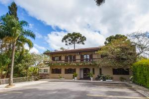 Una casa con un árbol encima. en Hotel Sonnet, en Curitiba